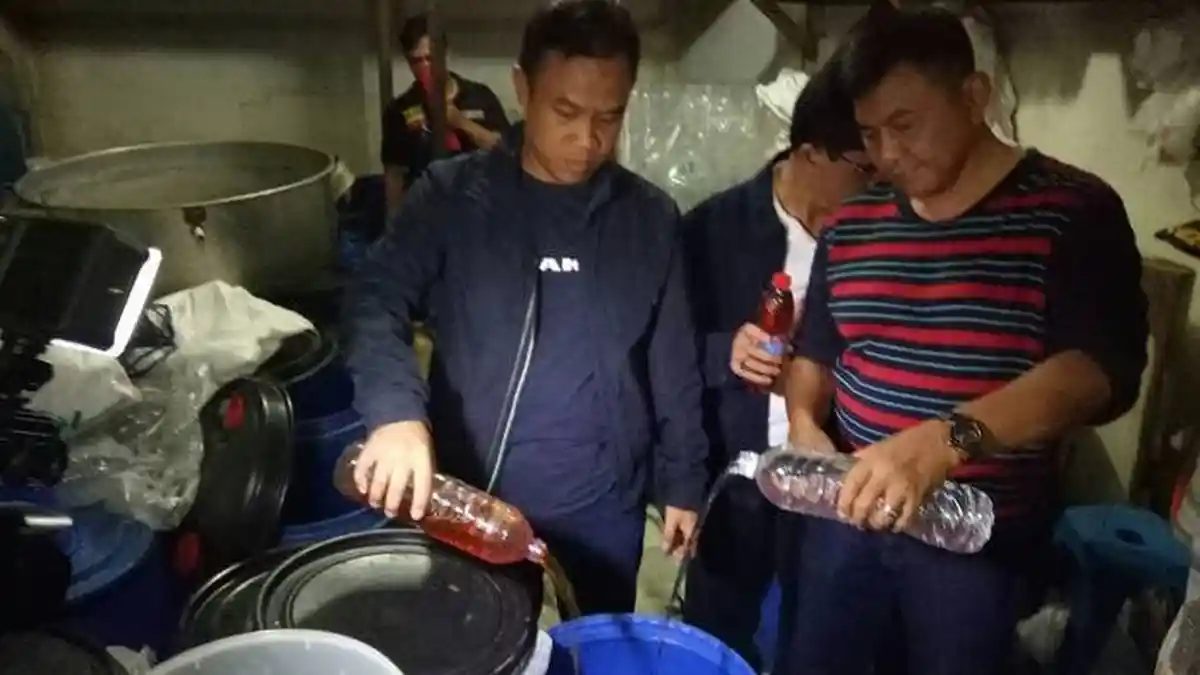 Polisi Gerebek Pabrik Miras, Puluhan Tong Ciu Disita