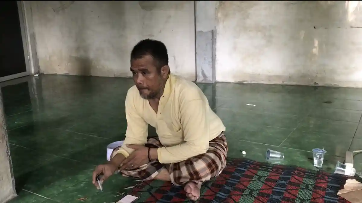 Suka Duka Sukri, Hidup dari Menjaga Makam Loang Baloq
