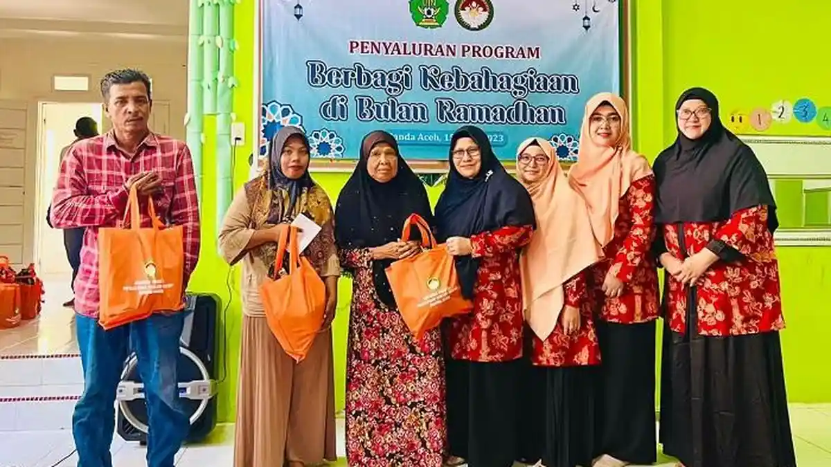DWP UIN Ar-Raniry Banda Aceh Salur Sembako & Uang untuk KK Duafa dalam 3 Gampong Sekitar Kampus Itu