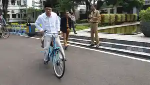 ridwan-kamil-bersepeda-di-kantor-balai-kota-bandung_20170619_163754.jpg