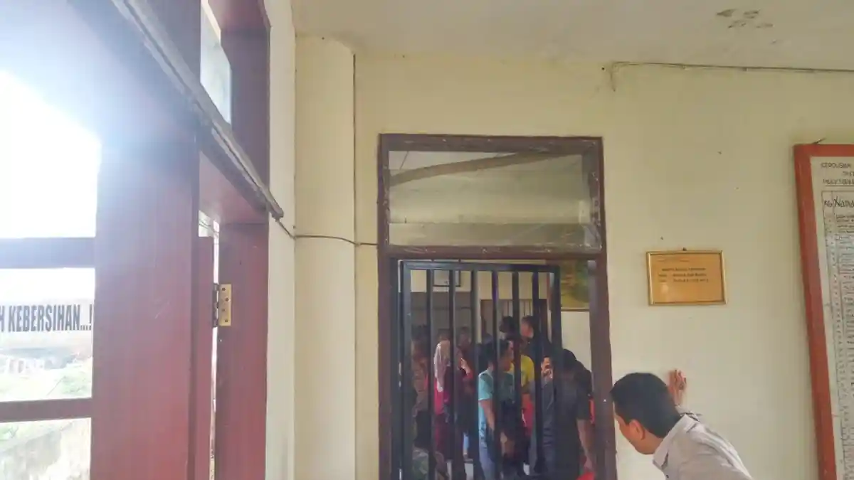 Imran Rangkul Anak dan Istri Saat Penahanannya Ditangguhkan