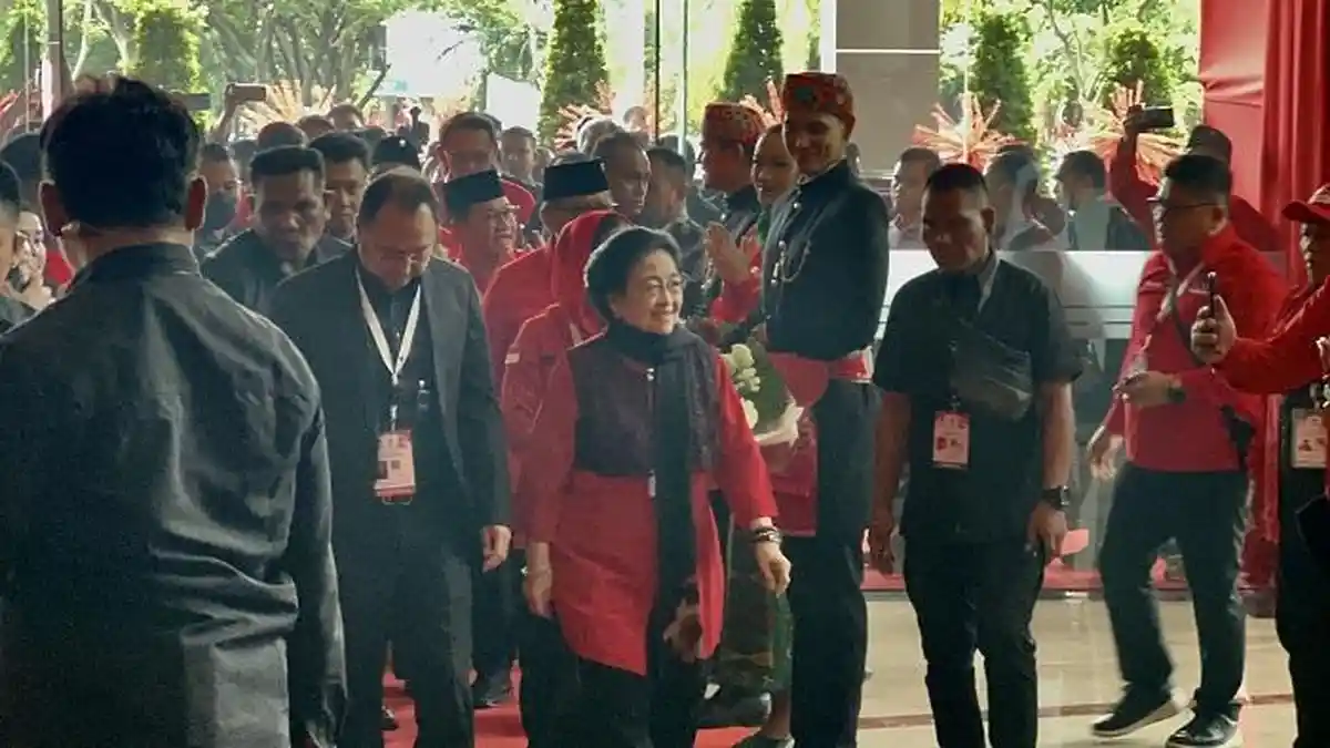 Didampingi Prananda, Megawati Soekarnoputri Tebar Senyum saat Tiba di ...