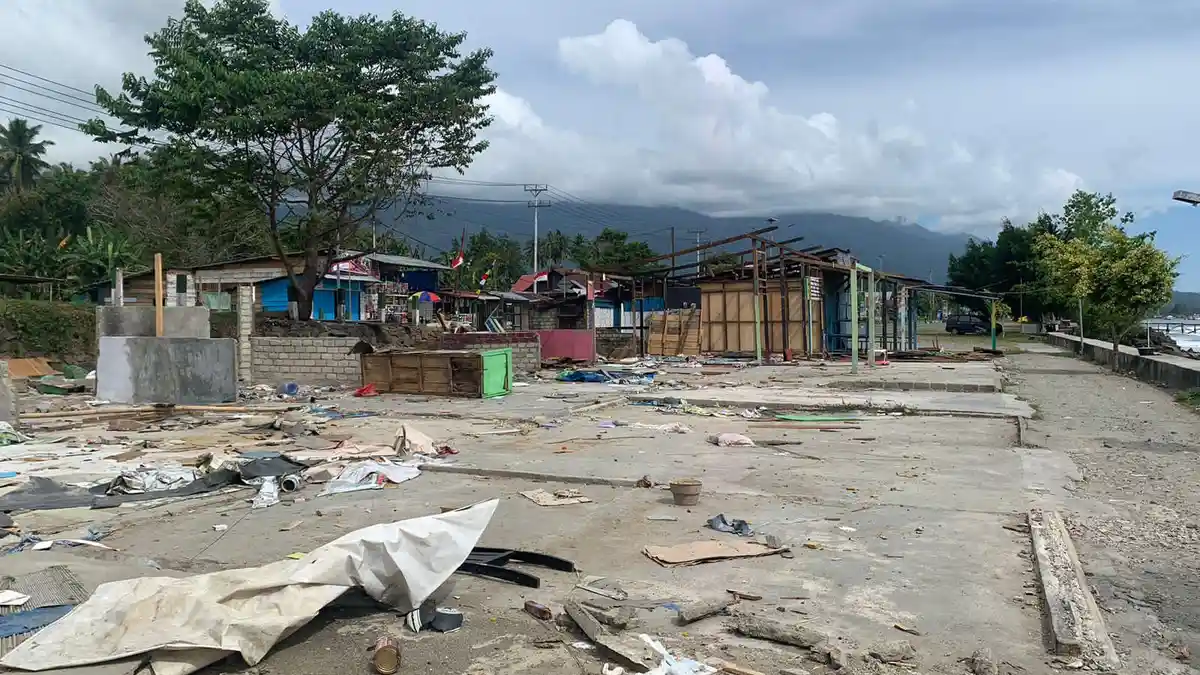 Tak Bayar Retribusi, Pelaku Usaha di Halmahera Selatan Diam-diam Bongkar Warung
