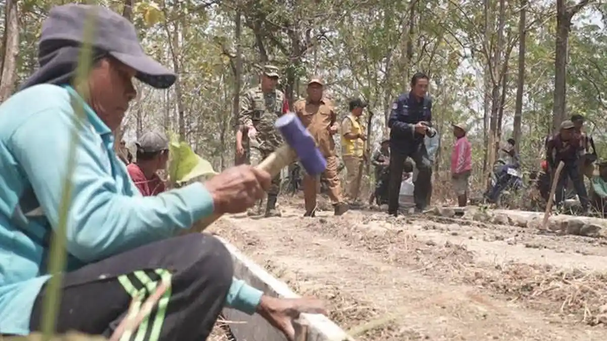 Warga Pelosok Jombang Harus Ditandu 1 KM Demi Berobat, TMMD Mulai Bangun Jalan di Plandaan Jombang