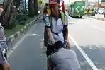 Kakek Ini Jalan Kaki Surabaya-Jakarta, Polisi Langsung Sungkem Padanya, Alasannya Mengejutkan