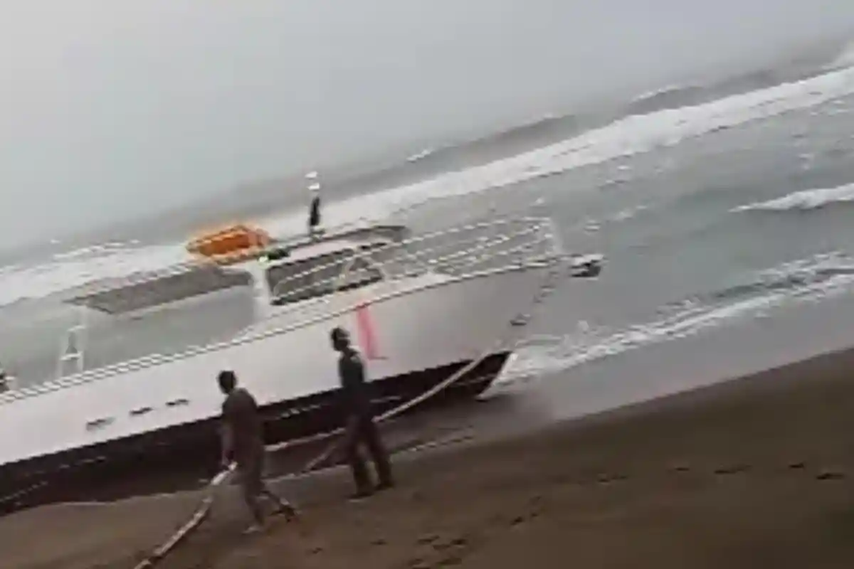 Speed Boat Berisi Puluhan Warga Bangladesh dan India Terdampar di Perairan Sukabumi