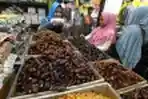 Pedagang Kurma di Pasar Baru Trade Centre Bandung