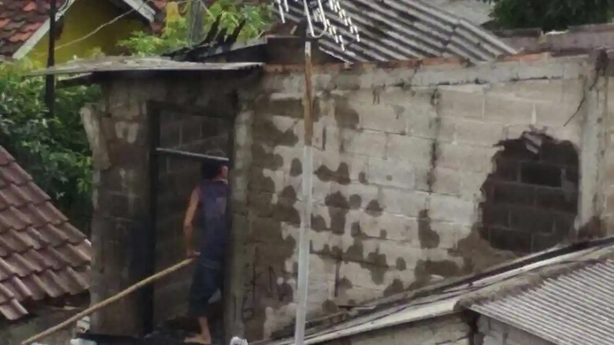 Rumah Nenek Tiga Cucu di Depok Ludes Terbakar