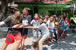 Anak-anak Ini Bersemangat Ikut Tarik Tali Tambang Robohkan Sapi Kurban dari Jokowi