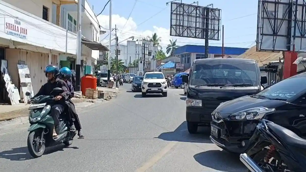 Sehari Setelah Remaja Tabrak Truk di Banggai, Parkir di Badan Jalan Tak Ditertibkan