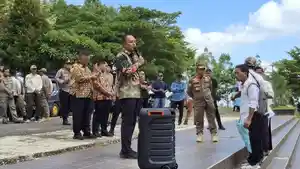 Asisten-Perekonomian-dan-Pembangunan-Setdakab-Pesawaran-Sunyoto-menemui-massa-aksi.jpg