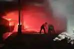 Api-terus-berkobar-melalap-seisi-bangunan-juga-dikabarkan-membakar-2-3-rumah-warga.jpg