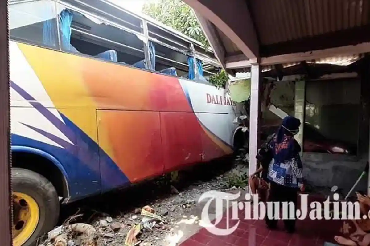 Hindari Pemotor, Bus Berpenumpang Tabrak 4 Rumah dan 2 Mobil Warga Gresik, Sopir Diamuk Massa