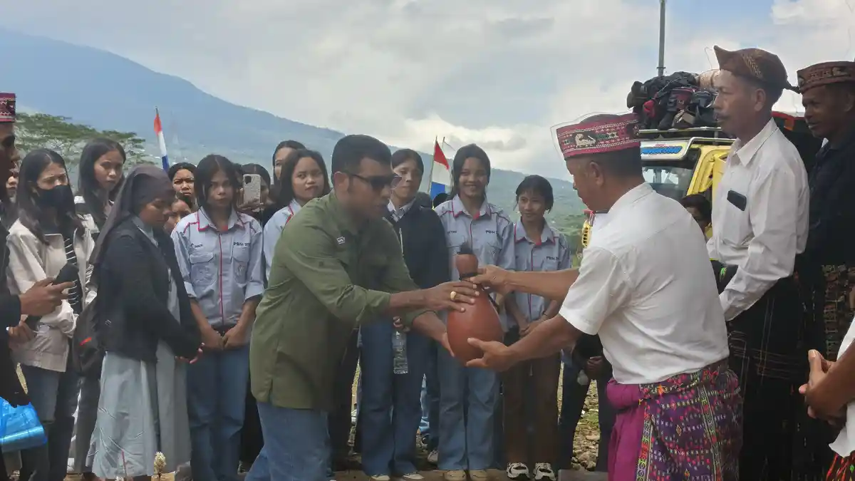 Tim Asistensi Paskah 2026 Mahasiswa PBSI Unika Ruteng Diterima Secara Adat Manggarai