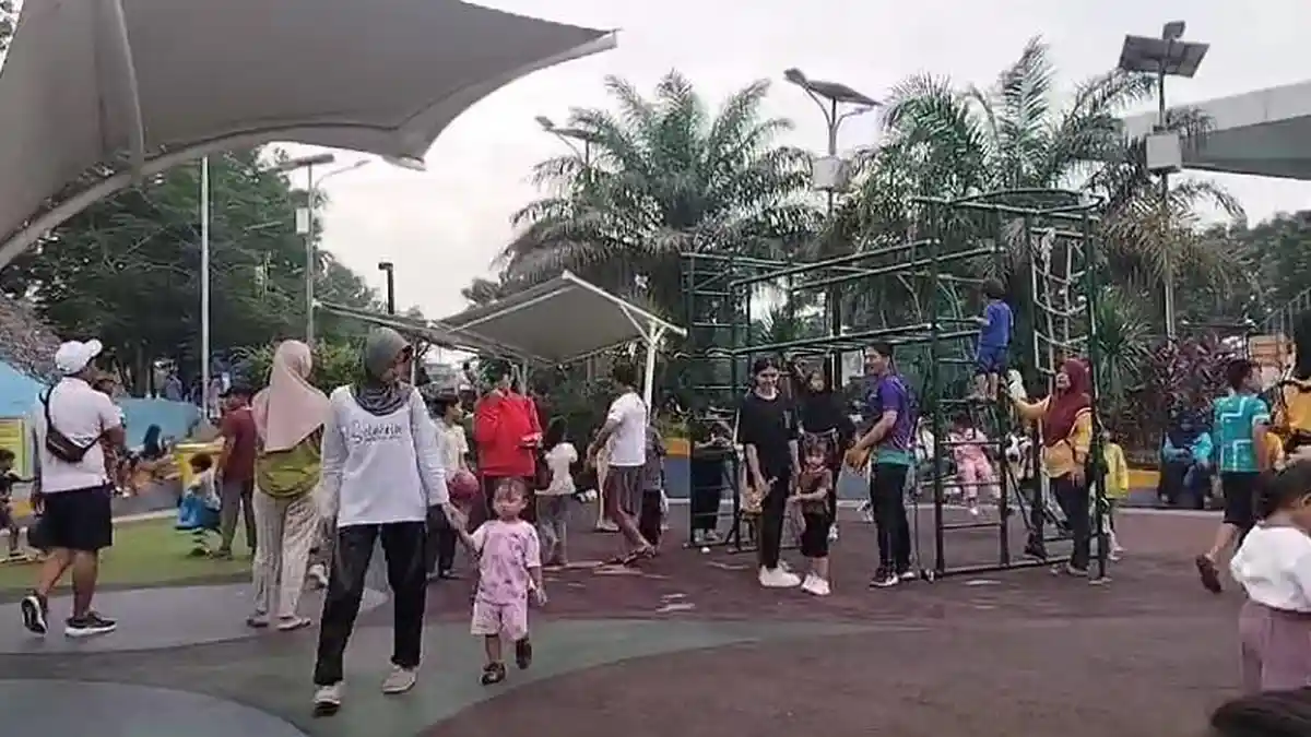 Murah Meriah, Alun-alun Depok Jadi Pilihan Warga Habiskan Liburan Tahun Baru Bareng Keluarga