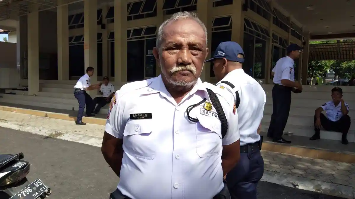 Meski Sudah Berumur 74 Tahun, Satpam di Pati Ini Tetap Semangat Jalankan Tugas