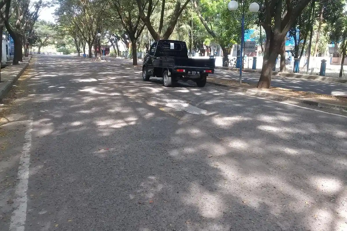 Mulai Rusak, Ruas Jalan di Samping Kantor Bupati Maros Dikeluhkan Pengendara