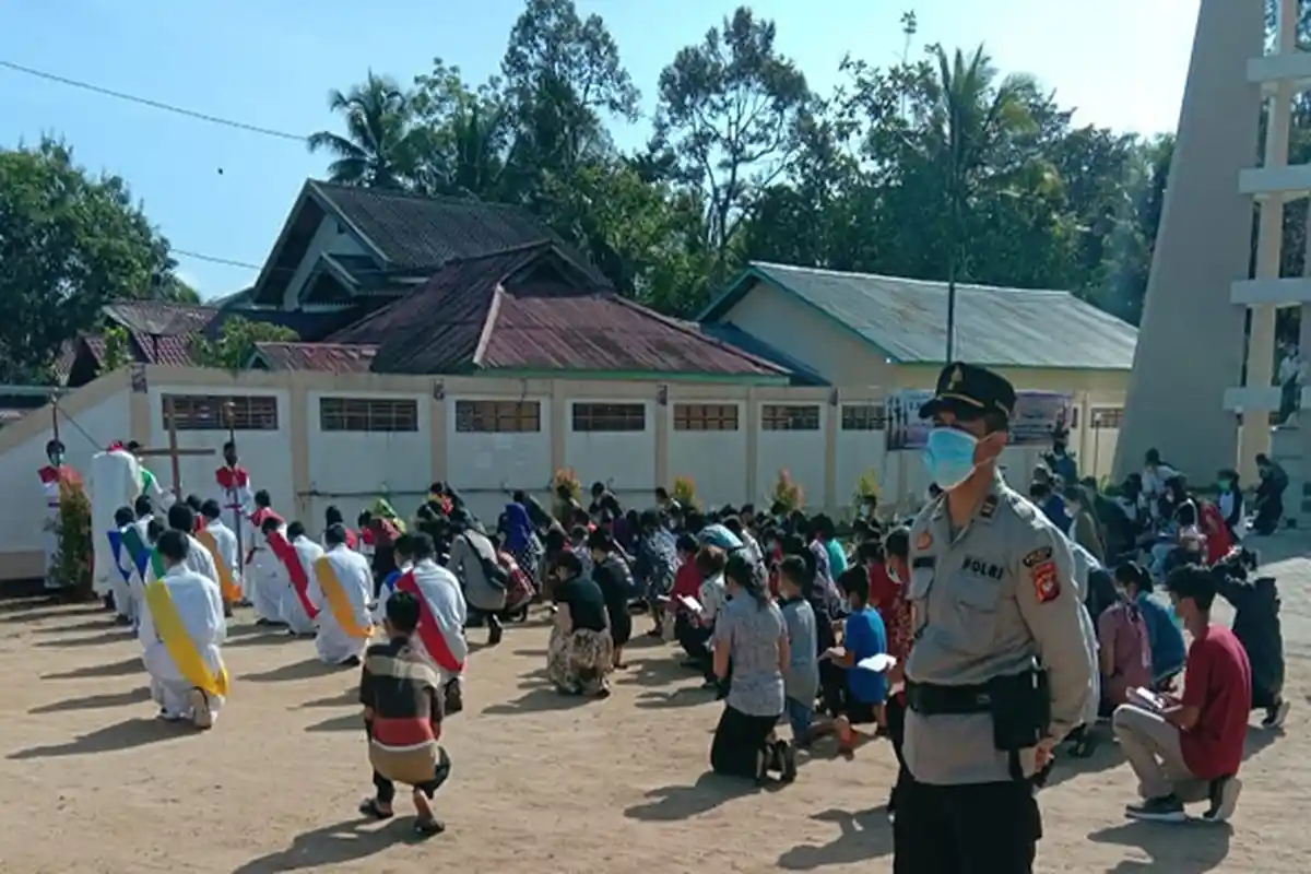 Polsek Mempawah Hulu Amankan Kegiatan Jalan Salib di Paroki Santo Yusuf