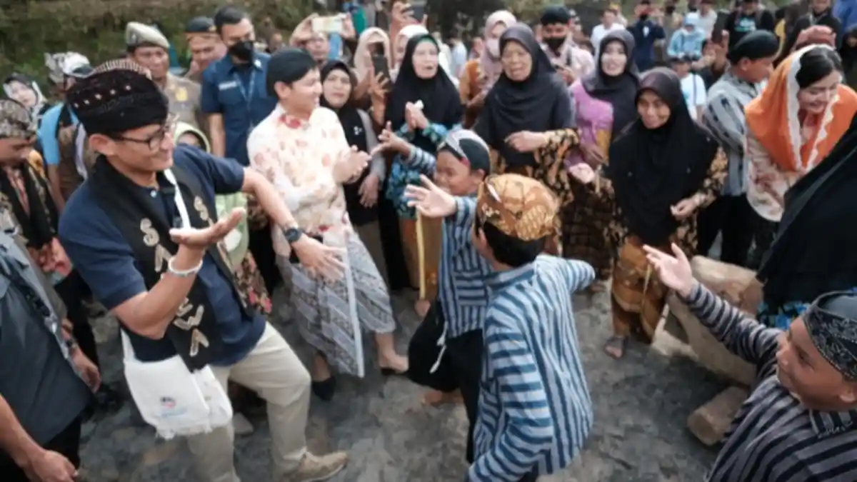 Sandiaga Menari Bersama Anak-anak Desa Pandean, Trenggalek