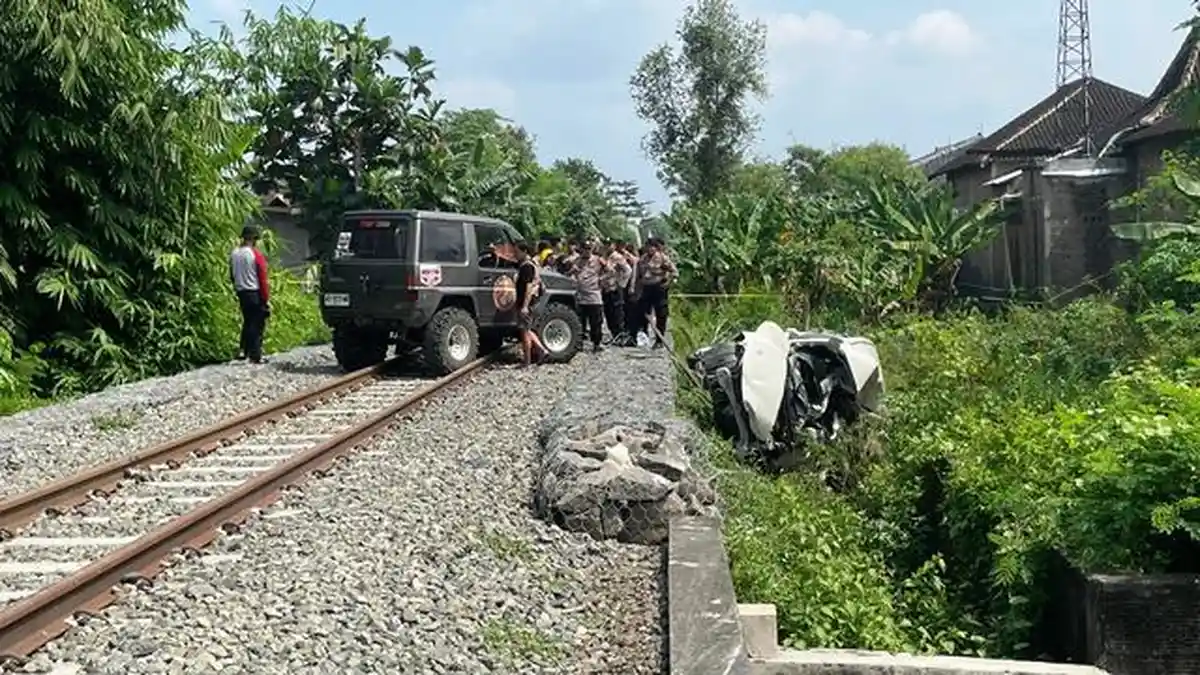 BREAKING NEWS: 4 Pemudik Tewas, Mobil yang Ditumpangi Tertabrak KA Batara di Sukoharjo
