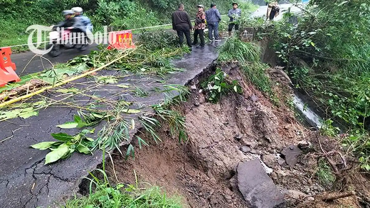 BREAKING NEWS : Hujan Deras Guyur Boyolali, Jalur Utama Simo-Klego Longsor