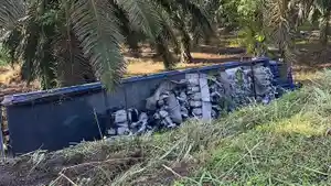 truk-sepeda-listrik-terguling.jpg