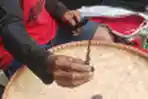Jamasan Benda Pusaka Keris di Bulan Suro