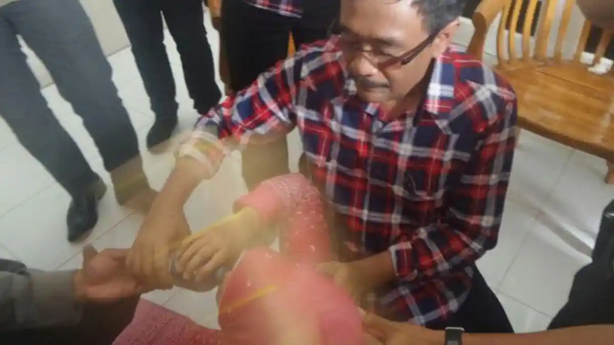 Allahuakbar Saya Dukung Bapak, Lalu Mia Jatuh Pingsan