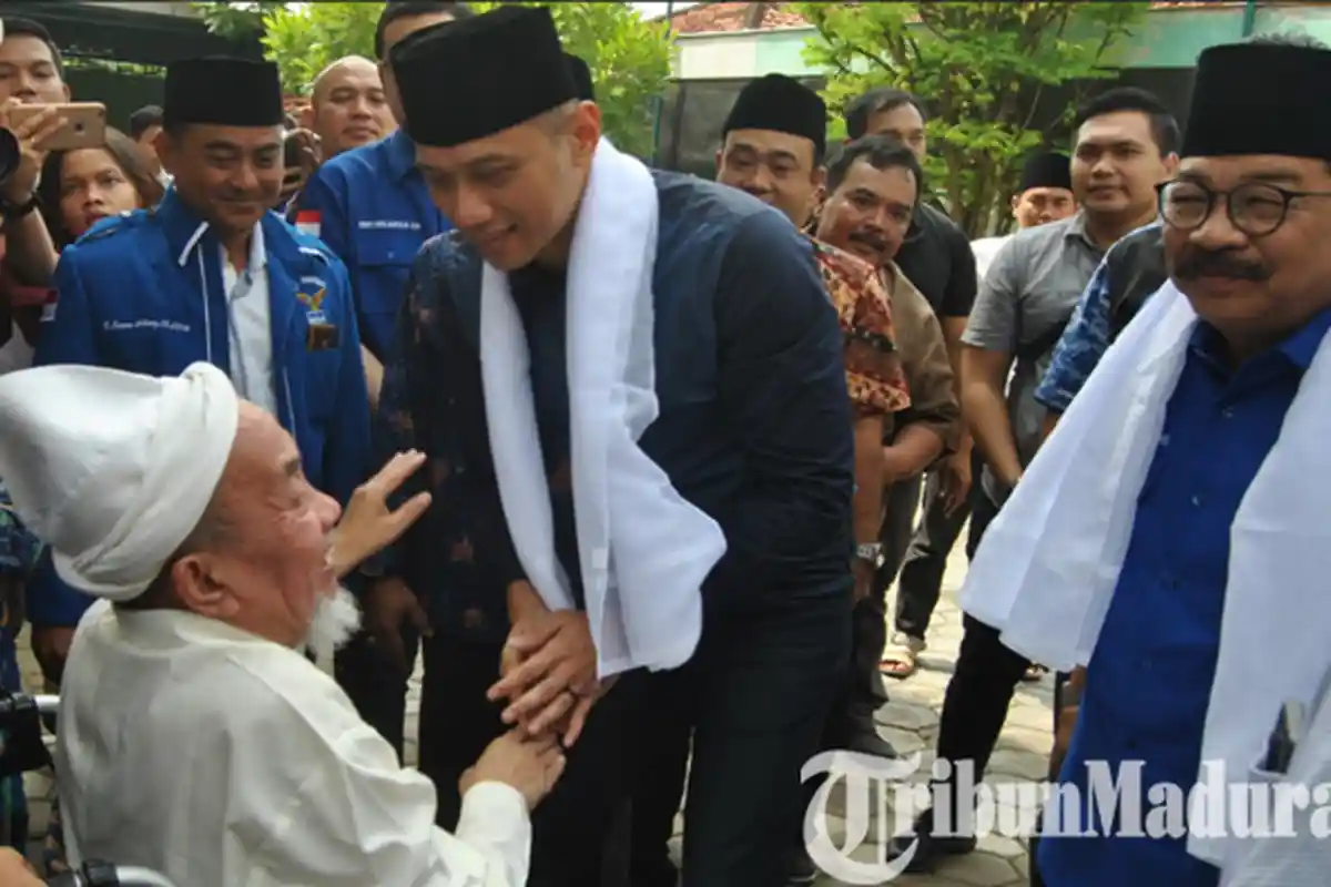 Kunjungi Pesantren Nurul Cholil Bangkalan, AHY dan Pakde Karwo Mendapat Sorban Putih dari KH Zubair
