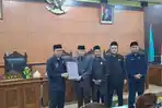 Penyerahan-berkas-Raperda-RTRW-Bangka-Tengah-2026.jpg