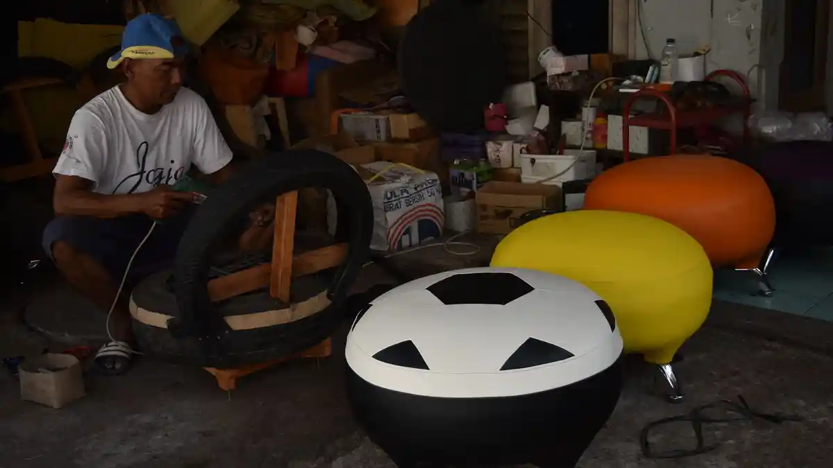 KREATIF, Warga Ungaran Ini Sulap Ban Bekas Jadi Sofa Bakpao, Begini Penampakannya