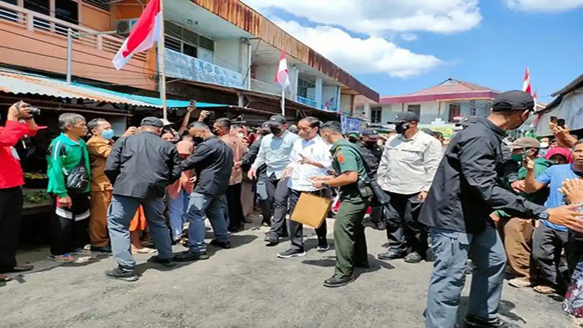 Jokowi Serahkan BMK dan BLT di Pasar Sungai Duri Bengkayang