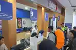 Loket-pembelian-tiket-KA-secara-offline-di-Stasiun-Gubeng-Surabaya-saat-dipadati-pembeli.jpg