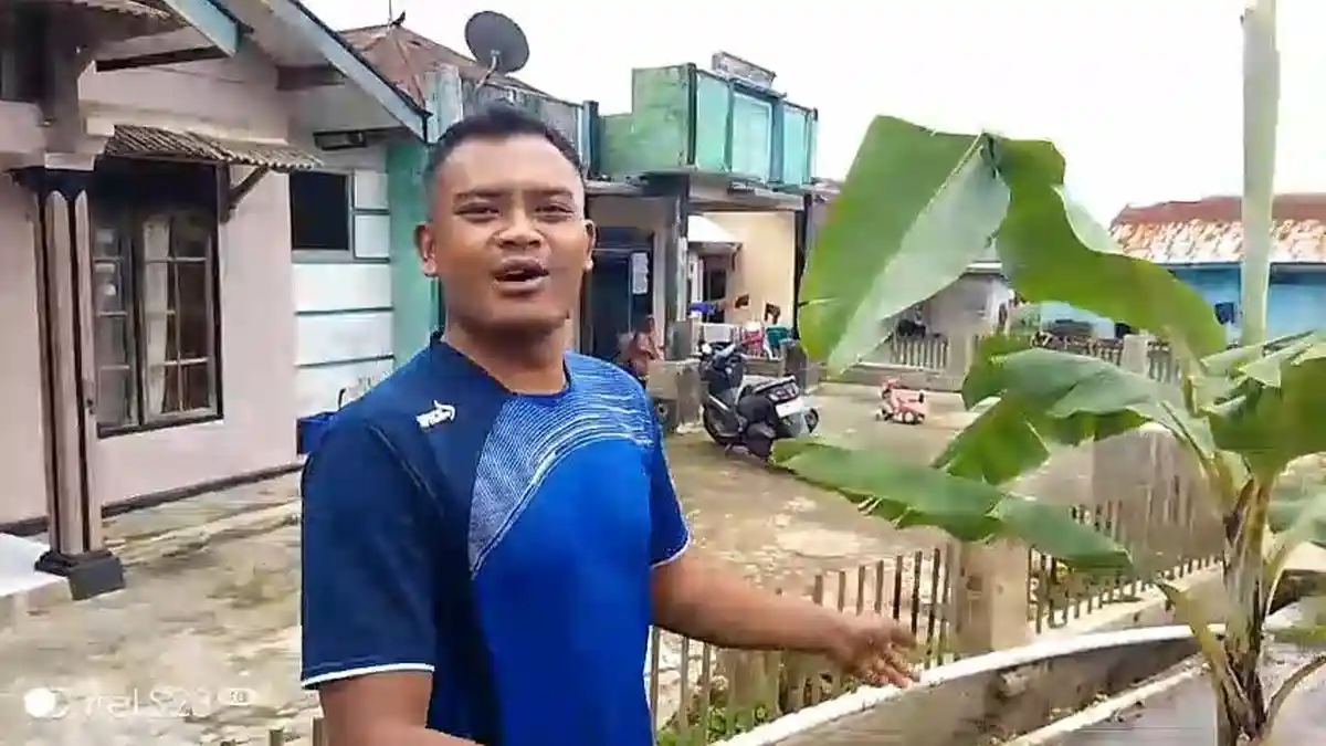 Warga Desa Dawuhan Brebes Meradang, Jalan Rusak Ditanami Pohon Pisang