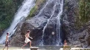 Anak-anak-bermain-di-sekitar-Air-Terjun-Sewawar.jpg