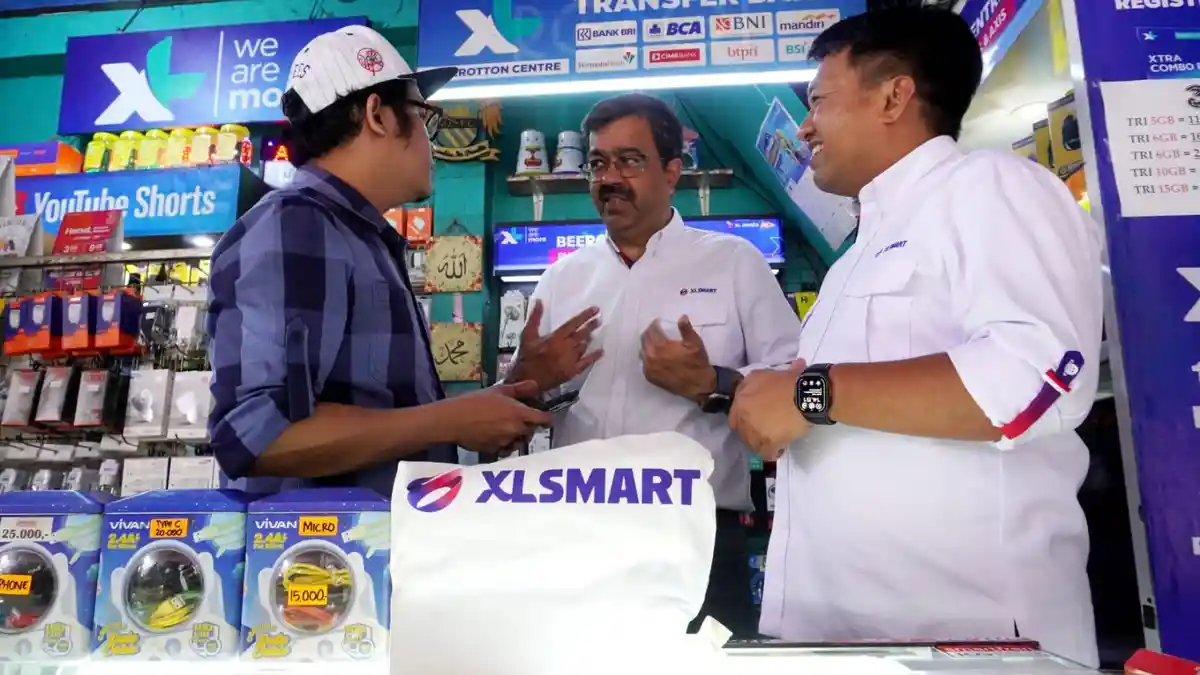 Presdir & CEO XLSMART Rajeev Sethi Kunjungi Toko Pulsa di Bandung