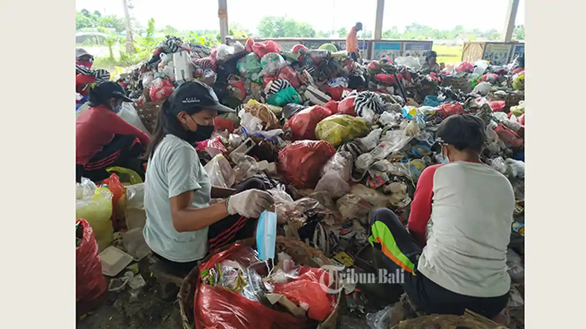 Kerap Temukan Masker Bekas Campur Sampah Rumah Tangga, Petugas Pemilah di TOSS Karangdadi Khawatir