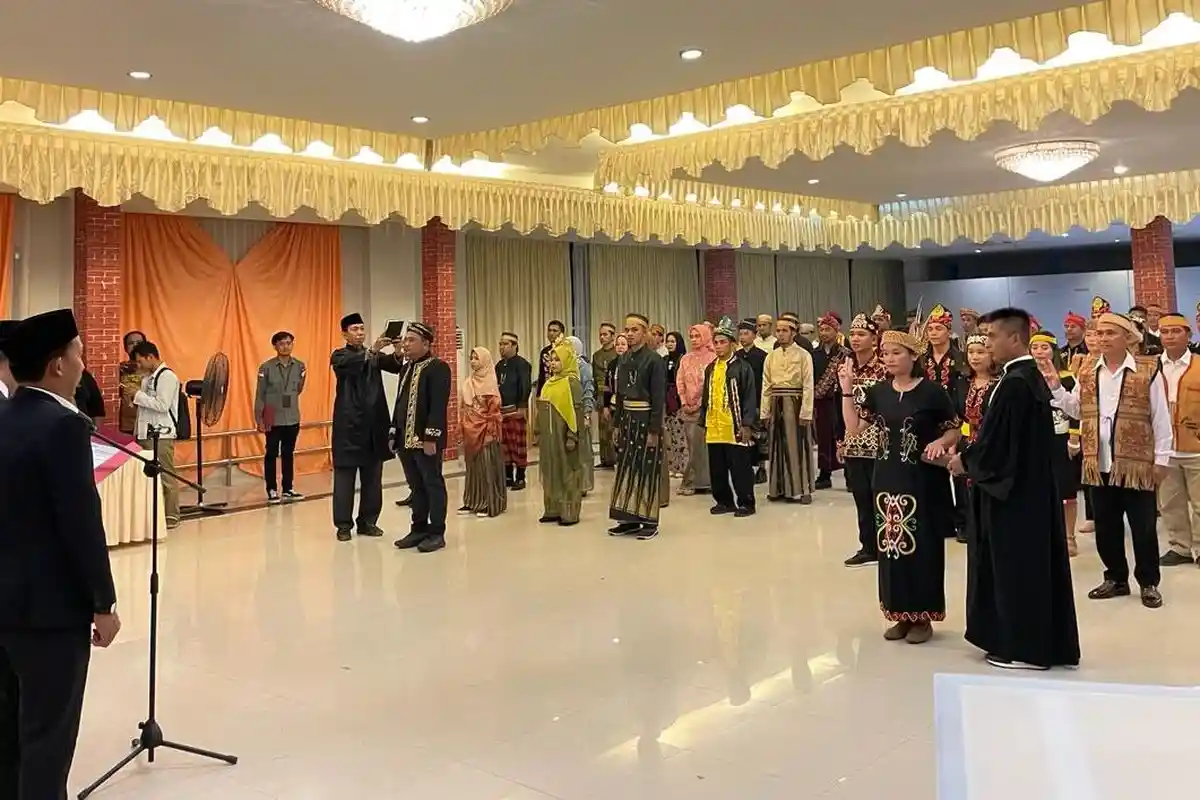 Puluhan Panwaslu Nunukan Kaltara Kenakan Pakaian Adat Saat Dilantik, Ini Pesan Ketua Bawaslu