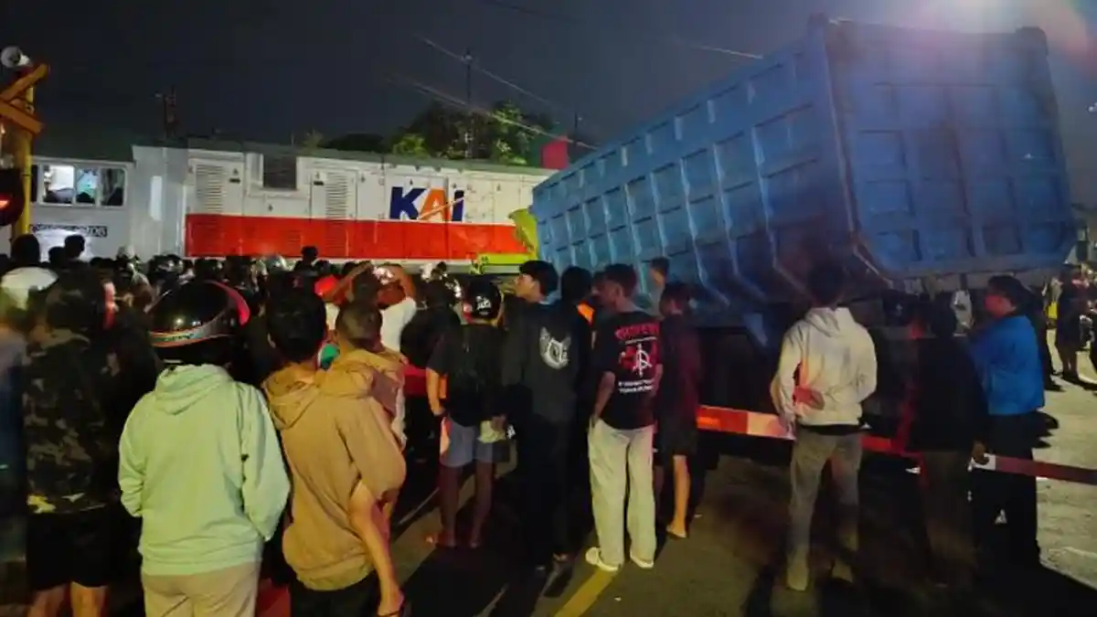 Update Tabrakan KA Dhoho di Blitar: Polisi Dalami Truk Nekat Terobos Palang, Rute ke Malang Batal
