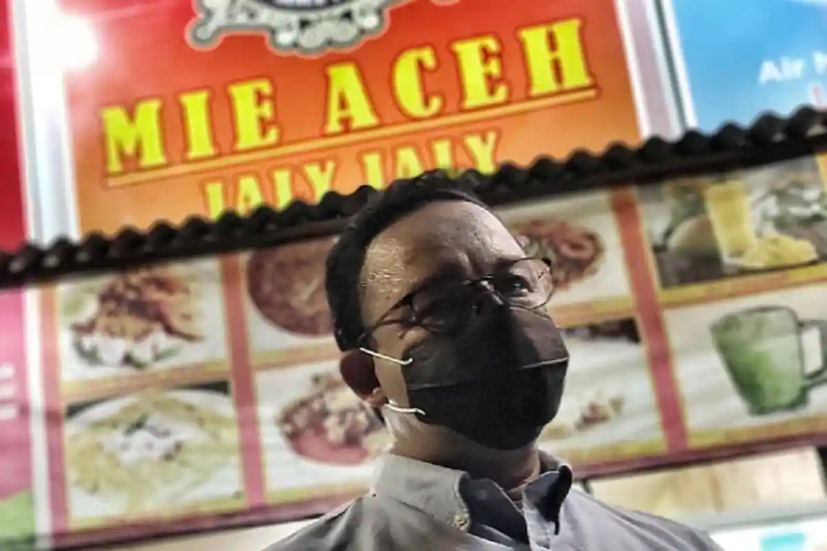 Gubernur DKI Jakarta Anies Baswedan Makan Mie Aceh Pinggir Jalan: Sungguh Lezat, Enaknya Kelewatan