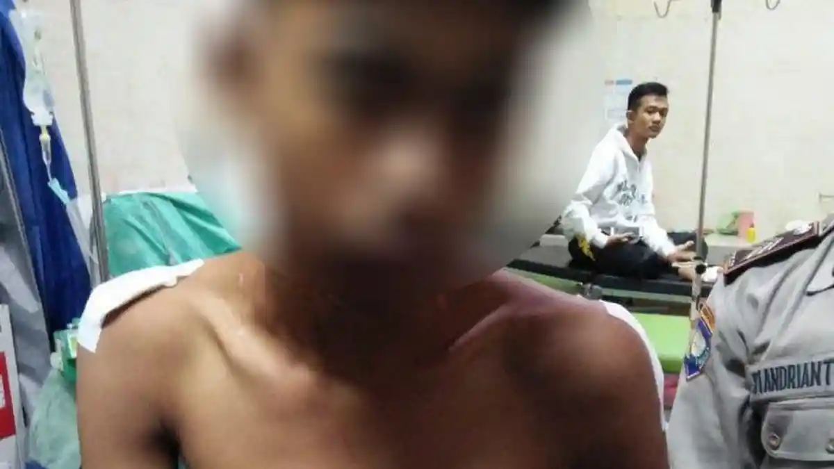Remaja Ini Ponselnya Dirampas dan Ditusuk Dua Pelaku