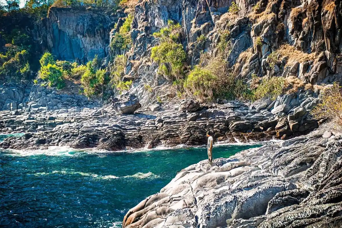 Pantai Tapobali Lembata, Pukau Pengunjung dengan Spot Fotogenik Tebing Batu