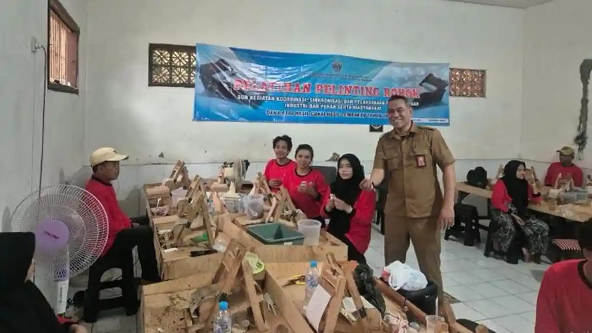 Perkuat Sinergi Pemerintah dan Pelaku Usaha IHT, Disperinaker Bangkalan Latih Warga Melinting Rokok
