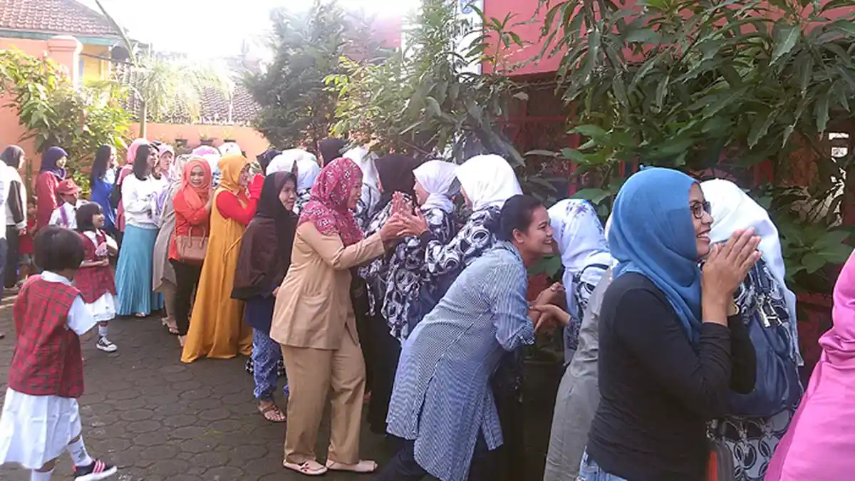Warga Kota Bandung Antusias Mengantar Anaknya Sekolah