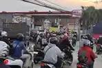 Cemas Harga BBM Melambung, Rahmanto Buru-buru Isi Full Tank di SPBU Brangsong Kendal