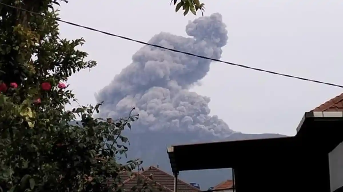 3 Berita Populer Sumbar: Abu Vulkanik Marapi Mengarah ke Tanah Datar dan Dampak Konflik Israel-Iran