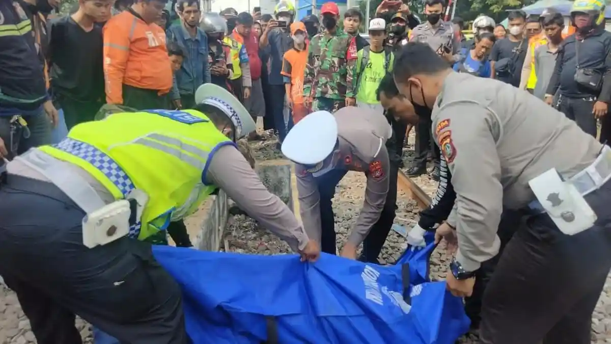 Sudah Diteriaki Petugas, Driver Ojol Nekat Terobos Palang Pintu di Mangga Dua Tewas Tertabrak Kereta