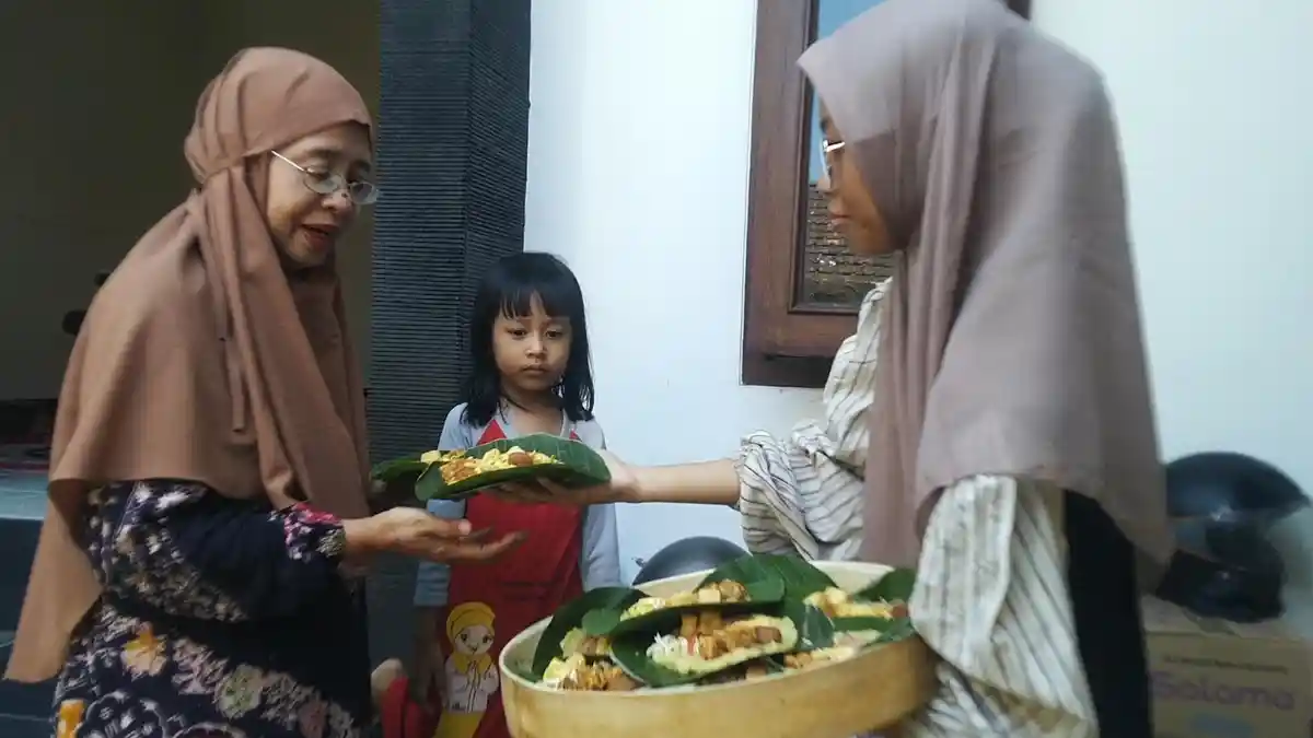 Dibuat dari 9 Bahan dan 9 Toping, 1.200 Porsi Bubur Asyura Khas Menara Kudus Dibagikan ke Warga