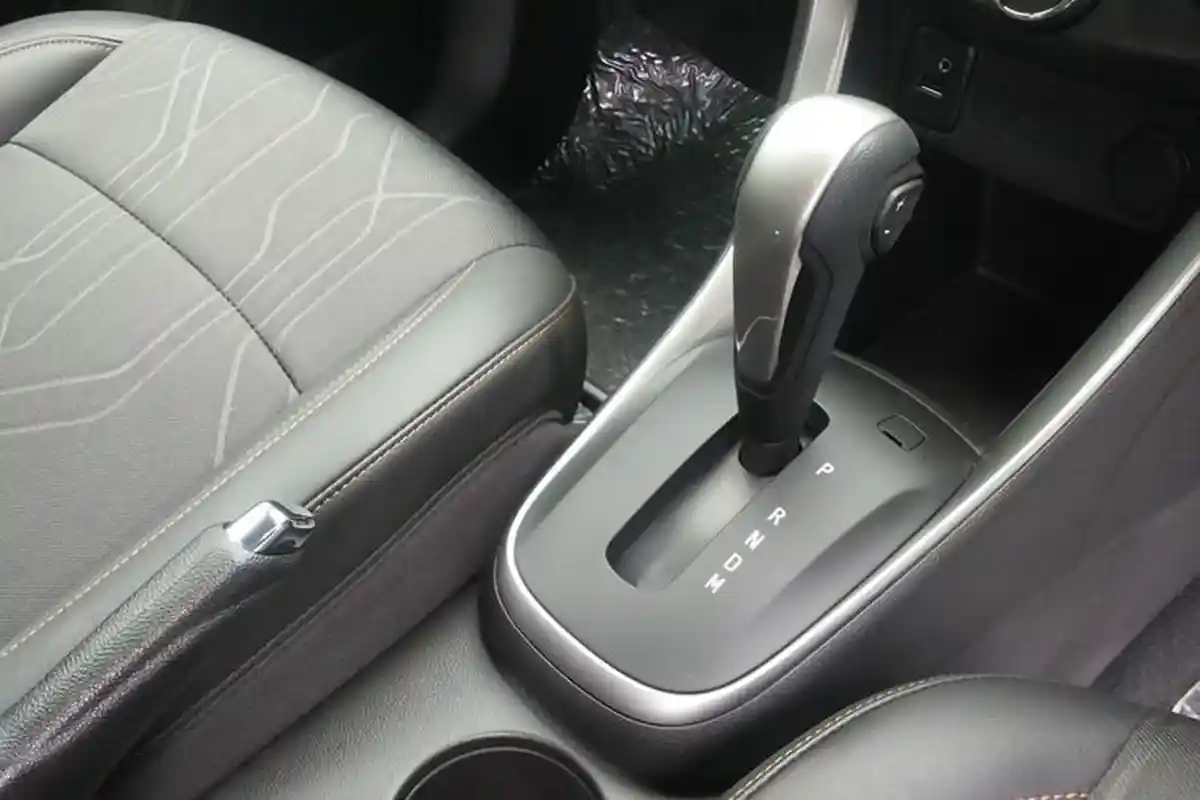 Mana yang Lebih Benar? Berhenti di Lampu Merah, Gigi Mobil Matik Sebaiknya di D atau N?