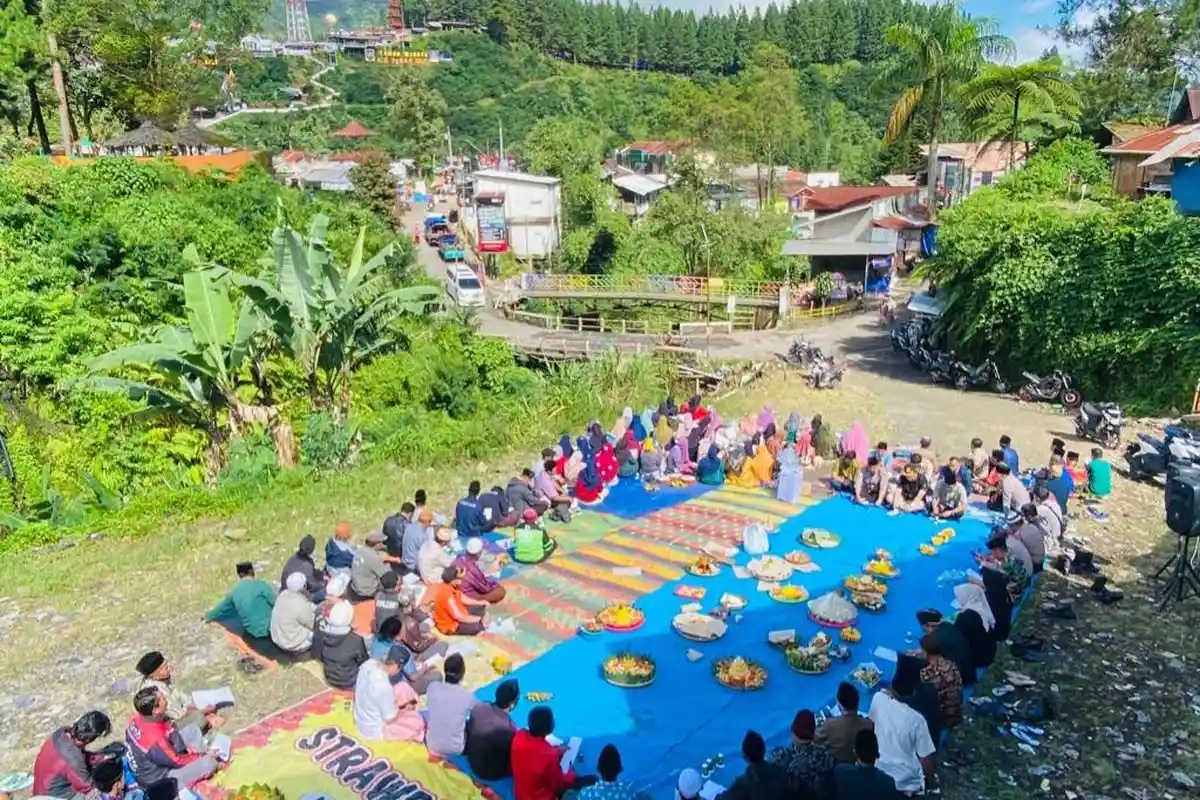 Disporapar, Warga dan Pelaku Usaha Guci Tegal Adakan Dzikir dan Istighosah di Lokasi Kecelakaan Bus
